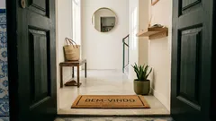 Feng shui na entrada: o felpudo como fronteira energética (e o que evitar à porta)