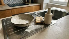 Lava a loiça enquanto cozinha? A psicologia explica porque é que este hábito pode trazer mais calma