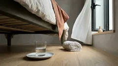 Colocar um copo de vinagre branco debaixo da cama: o que muda mesmo no cheiro do quarto