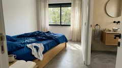 Acordou com a pele azul e foi às urgências: o detalhe no quarto que esclareceu o mistério