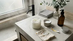 Misturar óleo de coco com bicarbonato de sódio na pele: para que serve e quando pode correr mal