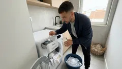 Roupa branca a amarelar? O pequeno hábito na lavagem que devolve o brilho e trava o encardido